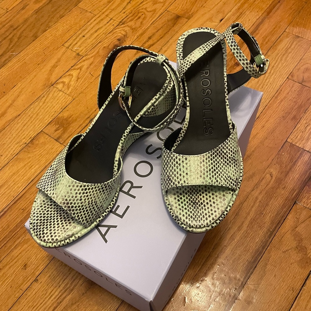 AEROSOLES Women's Nixon Buckle Strap Wedge Sandals In Gleam Snake Leather Size 7